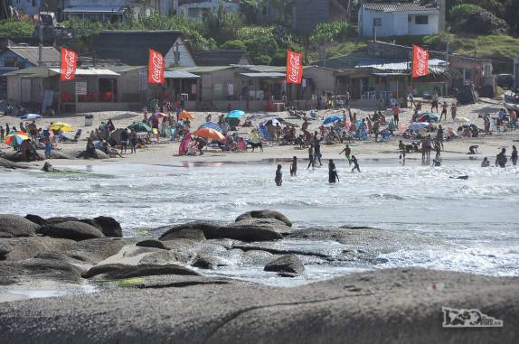 Dia de sol e movimento na praia de Punta del Diablo, no litoral do Uruguai